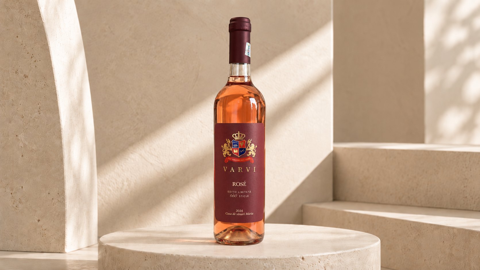 Sticlă de VARVI Rosé 2024 cu etichetă vișinie, pe un piedestal de travertin