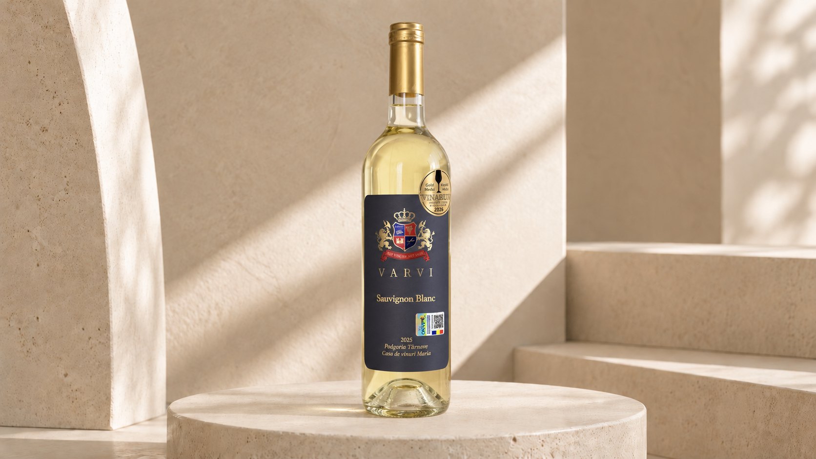 Sticlă de VARVI Sauvignon Blanc 2025 cu etichetă bleumarin și medalia de aur Vinarium, pe un piedestal de travertin
